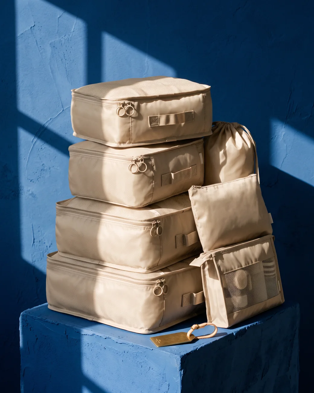 Beiges Packwürfel-Set mit acht Taschen in verschiedenen Größen